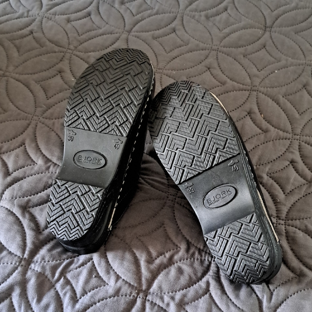 Glossy Black Clogs With Rounded Toe - image 3